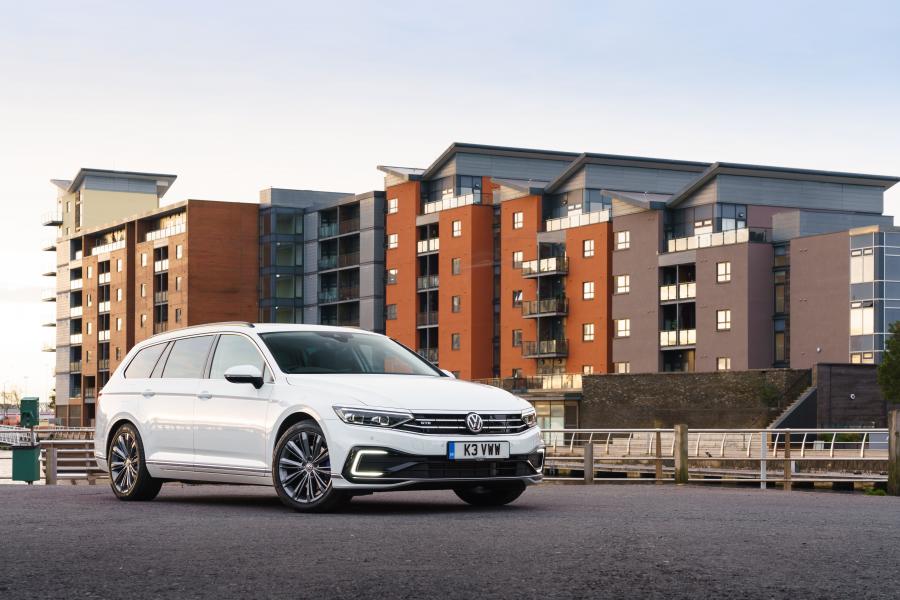  Volkswagen Passat GTE Estate (B8) 2019 года  (UK) (фото 1 из 40)